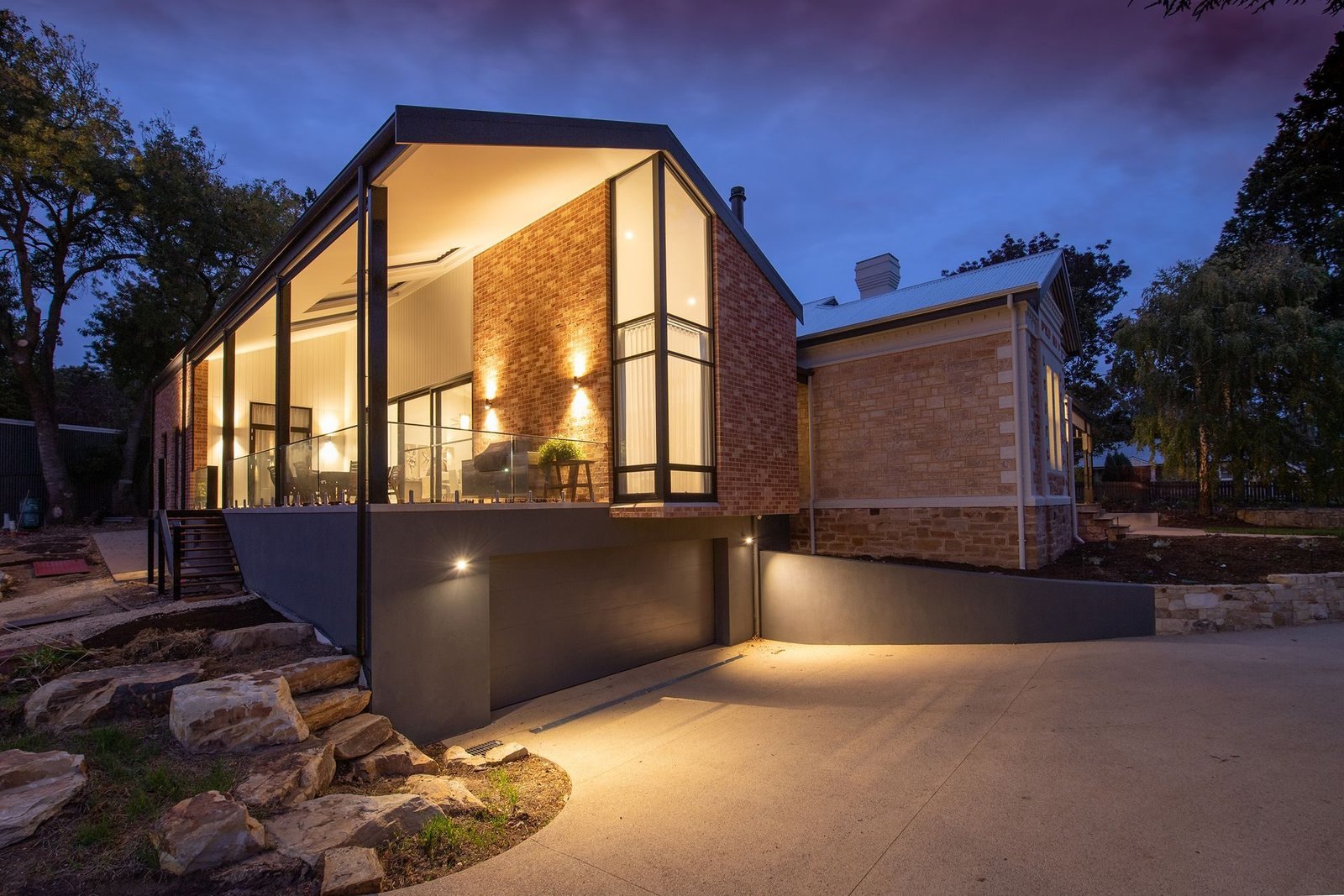 Moderne villa om aftenen